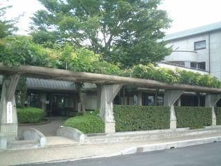 緑豊かな環境に建つ豊春地区公民館の外観の写真（「豊春地区公民館」のページへリンク）